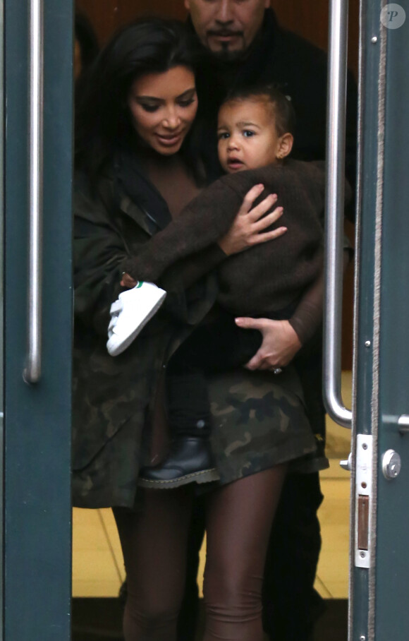 Kim Kardashian et sa fille North dans les rues de New York, le 12 février 2015.