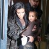 Kim Kardashian et sa fille North dans les rues de New York, le 12 février 2015.