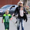 Gwen Stefani emmène ses enfants Kingston, Zuma et Apollo à leur cours de football américain à Los Angeles le 21 février 2015. 