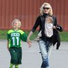 Gwen Stefani emmène ses enfants Kingston, Zuma et Apollo à leur cours de football américain à Los Angeles le 21 février 2015.