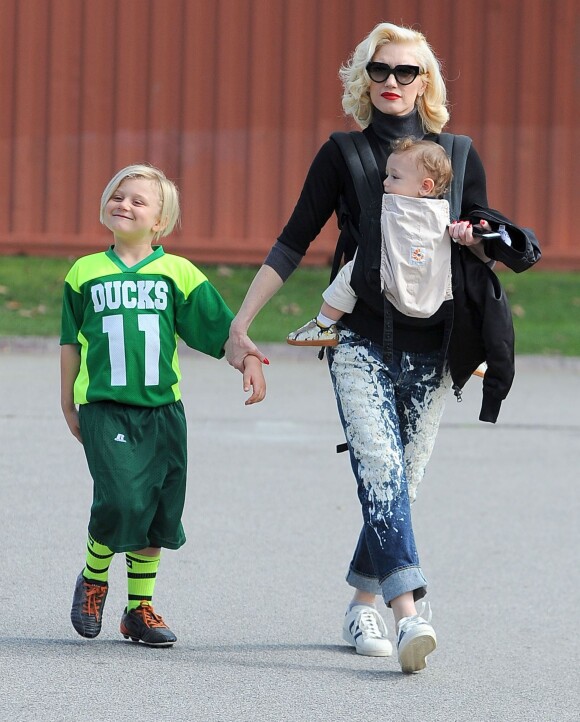 Gwen Stefani emmène ses enfants Kingston, Zuma et Apollo à leur cours de football américain à Los Angeles le 21 février 2015. 