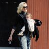 La chanteuse américaine Gwen Stefani emmène ses enfants Kingston, Zuma et Apollo à leur cours de football américain à Los Angeles le 21 février 2015. 
