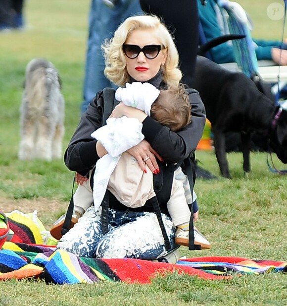 La chanteuse Gwen Stefani emmène ses fils Kingston, Zuma et Apollo à leur cours de football américain à Los Angeles le 21 février 2015.  