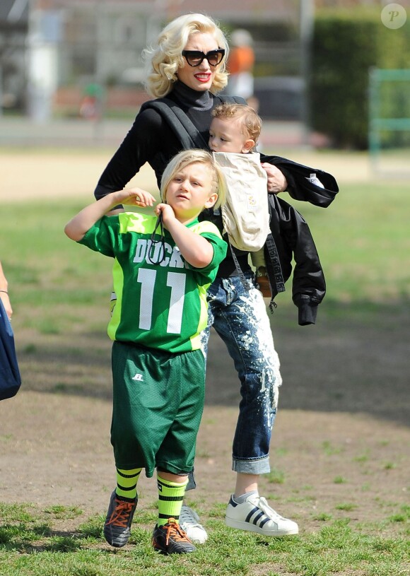 Gwen Stefani emmène ses enfants Kingston, Zuma et Apollo à leur cours de football américain à Los Angeles le 21 février 2015.   