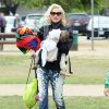 Gwen Stefani emmène ses enfants Kingston, Zuma et Apollo à leur cours de football américain à Los Angeles le 21 février 2015.   