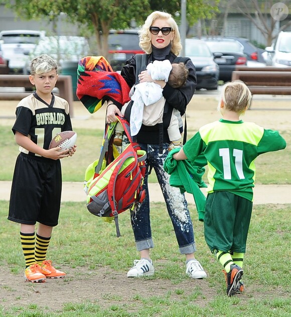 La chanteuse Gwen Stefani emmène ses enfants Kingston, Zuma et Apollo à leur cours de football américain à Los Angeles le 21 février 2015.  