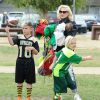 Gwen Stefani emmène ses enfants Kingston, Zuma et Apollo à leur cours de football américain à Los Angeles le 21 février 2015.  