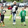 Gwen Stefani emmène ses enfants Kingston, Zuma et Apollo à leur cours de football américain à Los Angeles le 21 février 2015.  