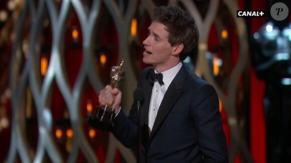 Oscars 2015 : Eddie Redmayne reçoit le prix du meilleur acteur pour Une merveilleuse histoire du temps