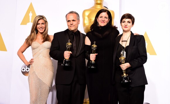 Jennifer Aniston avec les lauréats du documentaire CitizenFour de Laura Poitras - 87e cérémonie des Oscars à Los Angeles le 22 février 2015