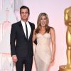 Justin Theroux et Jennifer Aniston (robe Atelier Versace) - 87e cérémonie des Oscars à Los Angeles le 22 février 2015