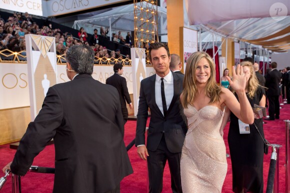 Justin Theroux et Jennifer Aniston (robe Atelier Versace) - 87e cérémonie des Oscars à Los Angeles le 22 février 2015