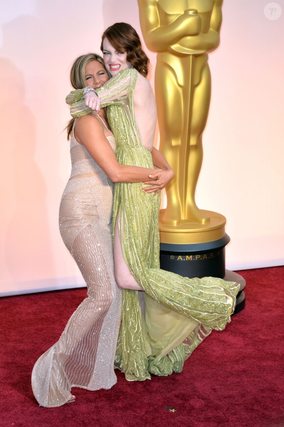 Emma Stone (robe Elie Saab) et Jennifer Aniston (robe Atelier Versace) - 87e cérémonie des Oscars à Los Angeles le 22 février 2015