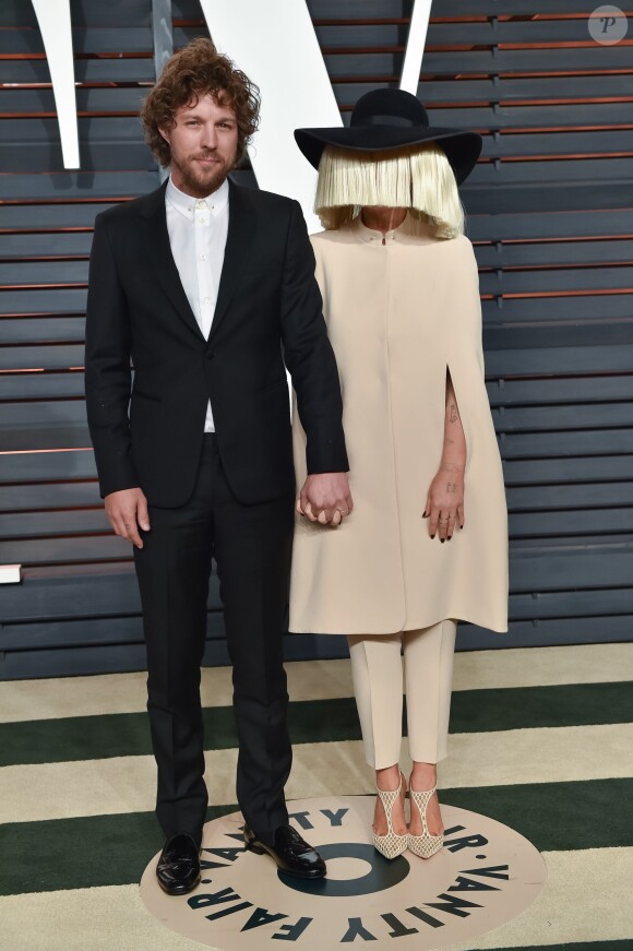 Erik Anders Lang et Sia assistent à la soirée post-Oscars du magazine Vanity Fair au Wallis Annenberg Center. Beverly Hills, Los Angeles, le 22 février 2015.