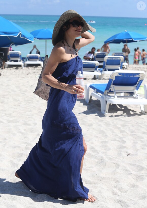 Bethanny Frankel profite d'un après-midi ensoleillé sur une plage de Miami. Le 23 février 2015.