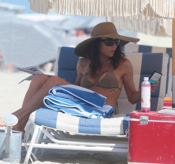 Bethenny Frankel profite d'un après-midi ensoleillé sur une plage de Miami. Le 23 février 2015.