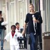 Exclusif - Charlize Theron va chercher son fils Jackson à son cours de karaté à Los Angeles, le 23 février 2015.