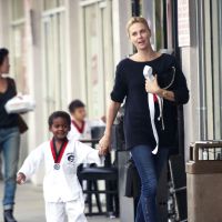 Charlize Theron, fière de son fils karatéka, quand Sean Penn fait polémique
