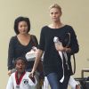 Exclusif - Charlize Theron va chercher son fils Jackson à son cours de karaté à Los Angeles, le 23 février 2015.