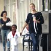 Exclusif - Charlize Theron va chercher son fils Jackson à son cours de karaté à Los Angeles, le 23 février 2015.