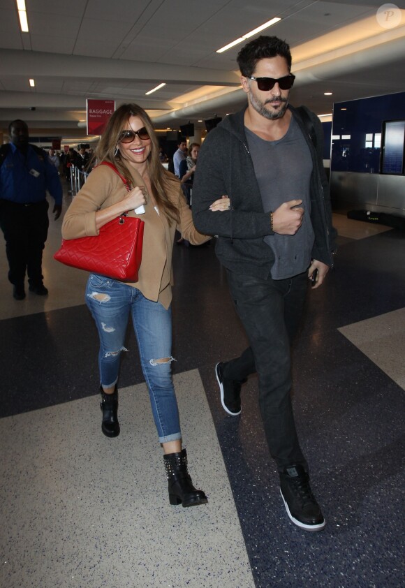 L'actrice Sofia Vergara et son fiancé Joe Manganiello arrivent à l'aéroport de LAX à Los Angeles, le 24 février 2015  