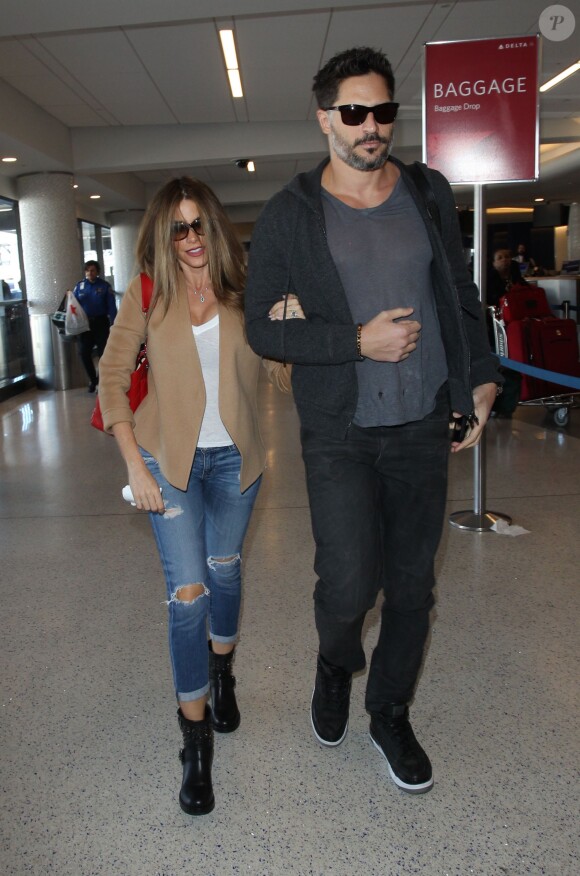 L'actrice Sofia Vergara et son fiancé Joe Manganiello arrivent à LAX à Los Angeles, le 24 février 2015  