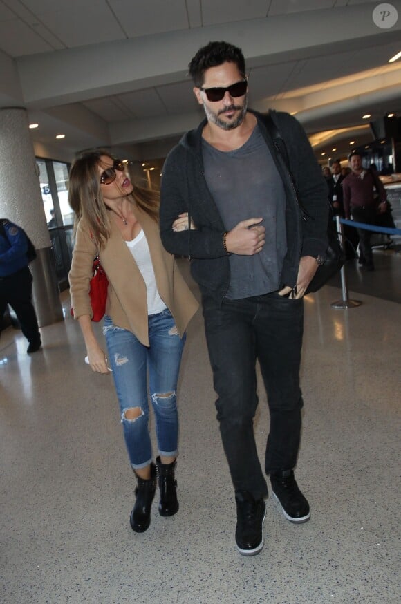 Sofia Vergara et son fiancé Joe Manganiello arrivent à l'aéroport de LAX à Los Angeles, le 24 février 2015  