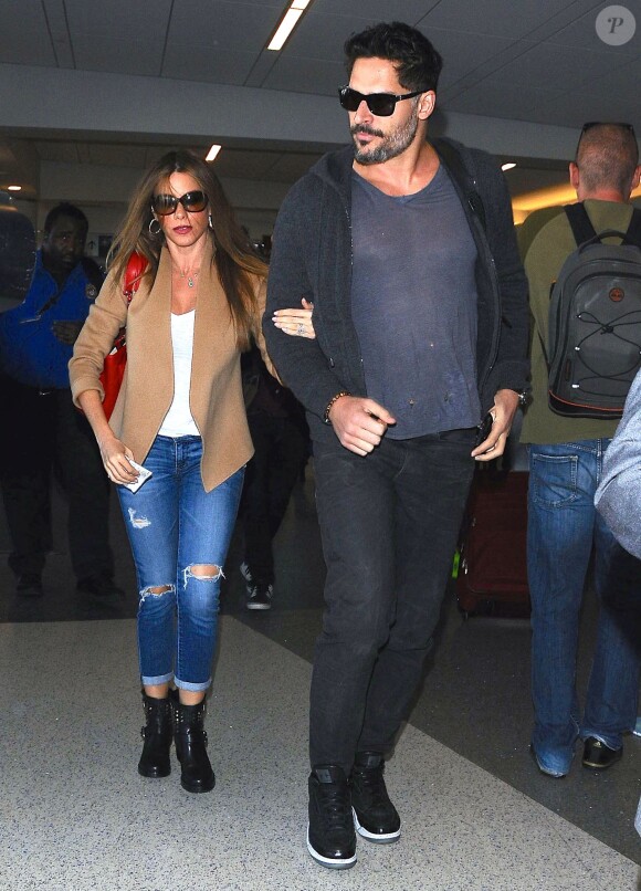 Sofia Vergara et son fiancé Joe Manganiello arrivent à l'aéroport de LAX pour prendre l'avion à Los Angeles, le 24 février 2015 