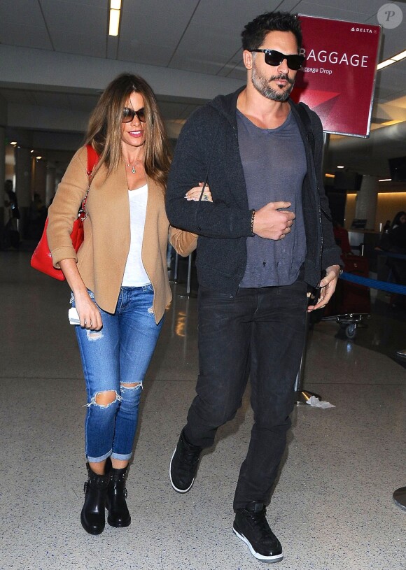 Sofia Vergara et son fiancé Joe Manganiello arrivent à l'aéroport de LAX pour prendre l'avion à Los Angeles, le 24 février 2015  