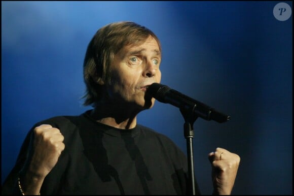 Pierre Bachelet chante à l'Olympia de Paris pour ses 30 ans de carrière. Le 16 septembre 2004.