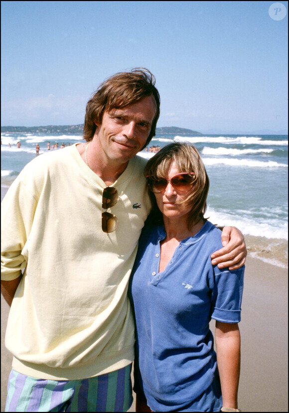 Pierre Bachelet avec sa seconde épouse, Danièle, à Saint-Tropez, le 18 juillet 1988.