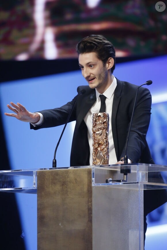 Pierre Niney (césar du meilleur acteur pour le film "Yves Saint Laurent") - 40e cérémonie des César au théâtre du Châtelet à Paris, le 20 février 2015.