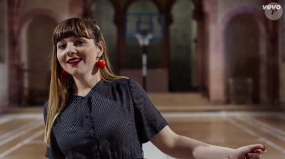 Luce (Nouvelle Star) dévoile le clip déjanté de son nouveau single intitulé Polka. Février 2015.