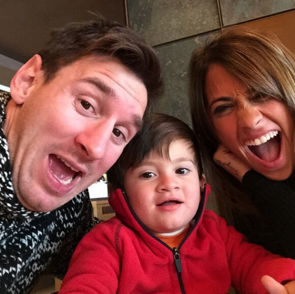 Lionel Messi fête les 26 ans de sa belle Antonella avec leur fils Thiago (2 ans) le 26 février 2015.