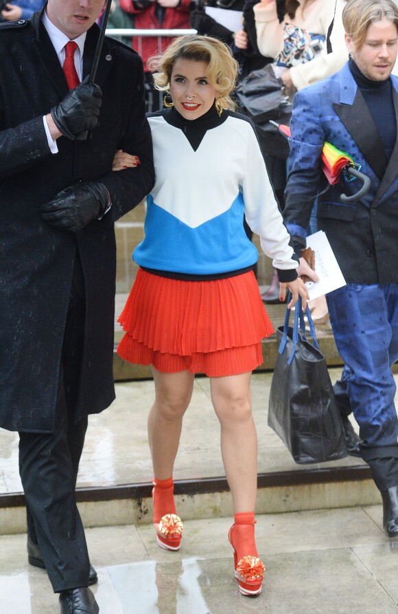 La chanteuse Paloma Faith arrive au défilé Topshop Unique automne-hiver 2015-2016 à Londres, habillée d'un pull et d'une jupe Topshop Unique (collection printemps-été 2015). Le 22 février 2015.