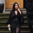  Kim Kardashian quitte les studios Abbey Road à Londres, habillée d'une robe-kimono Fleur du Mal accessoirisée d'une ceinture en cuir Maison Margiela, d'une jupe transparente et de sandales Manolo Blahnik. Le 26 février 2015. 