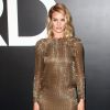 Rosie Huntington-Whiteley assiste au défilé Tom Ford automne-hiver 2015-2016 à Los Angeles, habillée d'une robe (pré-collection automne 2015) et de sandales dorées Tom Ford. Le 20 février 2015.