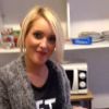 Aurélie Dotremont découvre le charmant cadeau offert par son chéri Julien Bert. Février 2015.