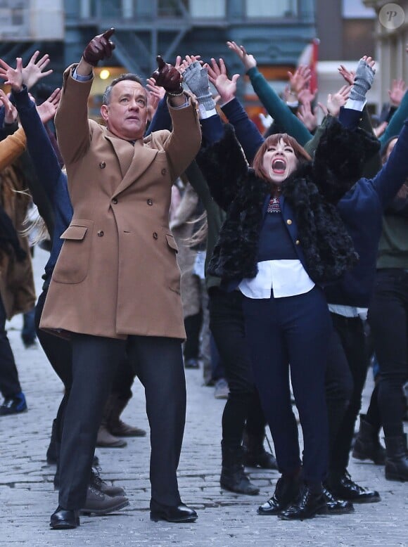 Tom Hanks, Justin Bieber et Carly Rae Jepsen dansent lors du tournage d'une publicité pour Fiat à New York, le 16 février 2015.  