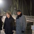  Angela Merkel s'est rendue sur le tournage du nouveau film de Steven Spielberg sur le pont Glienicke &agrave; Berlin, o&ugrave; elle a rencontr&eacute; l'acteur Tom Hanks. Le 28 novembre 2014 