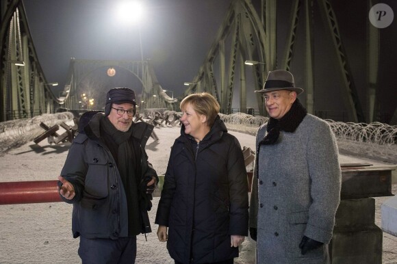 Angela Merkel s'est rendue sur le tournage du nouveau film de Steven Spielberg sur le pont Glienicke à Berlin, où elle a rencontré l'acteur Tom Hanks. Le 28 novembre 2014