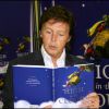 Paul McCartney dédicade son livre High In The Clouds chez Barnes And Nobles à New York le 5 octobre 2005  