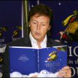  Paul McCartney d&eacute;dicade son livre High In The Clouds chez Barnes And Nobles &agrave; New York le 5 octobre 2005&nbsp;&nbsp; 