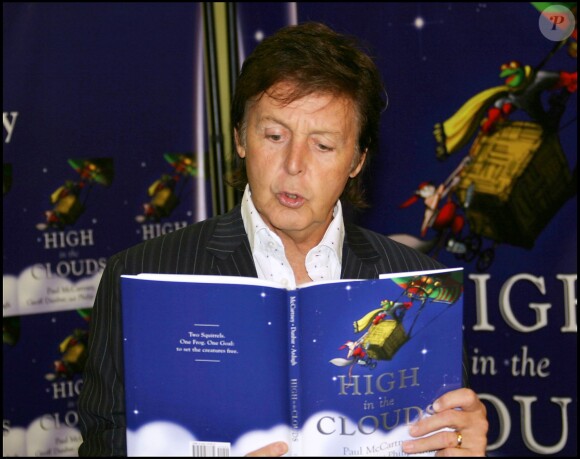 Paul McCartney dédicade son livre High In The Clouds chez Barnes And Nobles à New York le 5 octobre 2005  