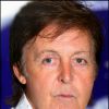 Paul McCartney dédicade son premier livre pour enfants High In The Clouds chez Barnes And Nobles à New York le 5 octobre 2005  
