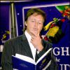 Paul McCartney dédicade son premier livre pour enfants High In The Clouds chez Barnes And Nobles à New York le 5 octobre 2005  