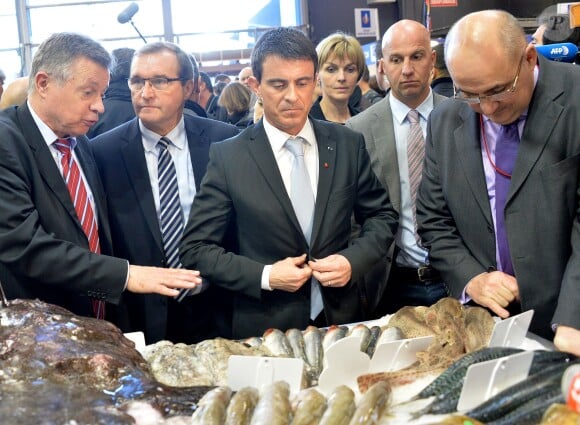 Le premier ministre Manuel Valls et le président du salon International de l'agriculture 2015, Jean-Luc Poulain en visite au salon International de l'agriculture 2015 à Paris, le 23 février 2015.