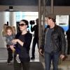 Stephen Moyer et Anna Paquin avec leurs jumeaux à l'aéroport de Los Angeles, le 18 décembre 2014.