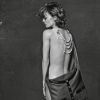 Vanessa Paradis a posé nue pour Karl Lagerfeld et Chanel. L'artiste est l'égérie du nouveau sac de la maison, le Girl
