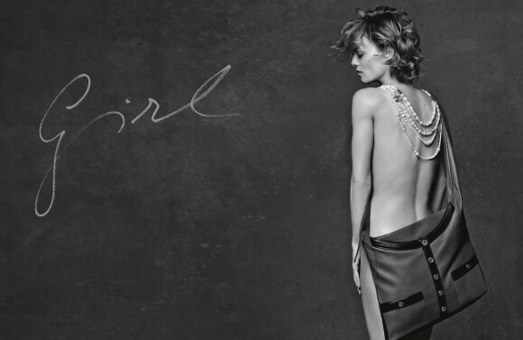 Vanessa Paradis a posé nue pour Karl Lagerfeld et Chanel. L'artiste est l'égérie du nouveau sac de la maison, le Girl